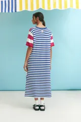 Vestido largo de algodón con rayas horizontales rosas y blancas, cuello redondo con ribete azul y aberturas laterales.