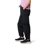 Pantalón cargo verde oliva de corte recto, con cintura elástica ajustable con cordón, bolsillos laterales y bolsillos cargo con cierre.