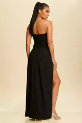 Vestido largo blanco strapless con abertura alta en la pierna y detalle de pedrería en el escote y en la abertura.
