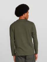Camiseta negra de manga larga con cuello redondo.