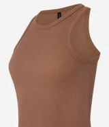 Musculosa marrón acanalada de algodón con cuello redondo.