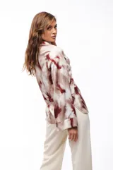 Camisa de poliéster con estampado abstracto en tonos blanco y rojo.