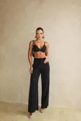 Top negro triangular con strass, tiras regulables y espalda elastizada con ganchos.