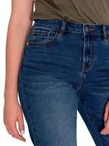 Pantalón de jean celeste claro con rotura en la rodilla, corte recto y diseño de cinco bolsillos.