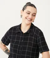 Camisa cropped de manga corta con estampado de cuadrillé.