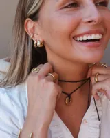 Aro earcuff plateado y dorado con diseño texturizado que simula lava.