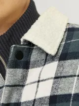 Sobrecamisa de manga larga a cuadros verde y blanco con cuello de corderito blanco, cierre de botones y bolsillo en el pecho. Corte relajado. Marca Jack & Jones.