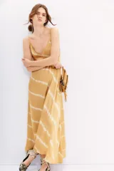 Vestido largo de viscosa con estampado batik, escote en V en frente y espalda, y breteles regulables.