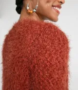 Campera alargada de punto con textura de peluche, color ladrillo.