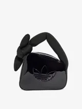 Mini bolso Airline de adidas color negro charolado, con logo de la marca grabado en el frente y asa de neopreno ajustable con detalle de nudo.