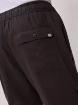 Bermuda de algodón color gris oscuro, con cintura elástica ajustable con cordón.