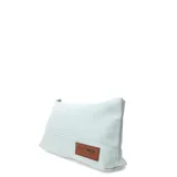 Necessaire de tela color celeste pálido, con cierre superior plateado y parche de cuero marrón con el logo de la marca.