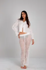 Pantalón de crochet blanco con cintura elastizada y cordón ajustable.