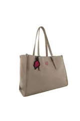 Cartera tipo tote color beige con doble asa de hombro, logo circular de la marca en el centro y llavero colgante con forma de labios.