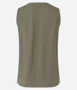 Musculosa verde oliva de piquet con escote en pico, breteles anchos, pequeñas aberturas laterales y bajos con pespuntes.
