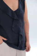Musculosa azul marino de lino italiano, sin mangas, con escote en V y volado frontal.