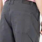 Pantalón carpintero gris oscuro de corte amplio, con múltiples bolsillos y lazo porta herramientas.