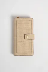 Billetera larga color beige con textura tejida, cierre con broche a presión y detalles en color rosa pálido.