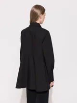 Camisa de poplín negro, de mangas largas y corte relajado con vuelo en la parte inferior.