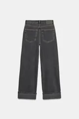 Jeans de mujer tiro medio, corte ancho (baggy) y pierna recta, con efecto lavado azul claro. Presenta cinco bolsillos y bajo acabado con vuelta ancha.