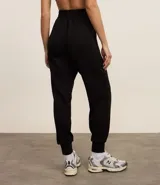 Pantalón deportivo tipo jogger confeccionado en microfibra pesada compuesta por viscosa certificada. Cuenta con cintura elástica y bolsillos laterales.