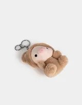 Llavero de peluche con forma de cerdito disfrazado de oso, con mosquetón metálico para colgar en carteras, mochilas o bolsos.
