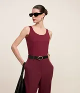 Musculosa básica de poliamida color borgoña, con escote en U y breteles anchos.