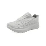 Zapatillas deportivas blancas con suela alta y cordones.