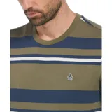Remera de hombre a rayas horizontales color verde oliva, azul marino y blanco.
