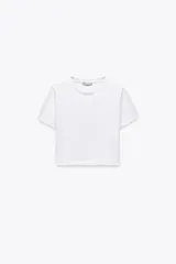 Camiseta corta blanca de algodón, con cuello redondo y mangas cortas.