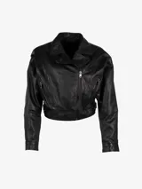 Chaqueta corta de cuero negra, estilo motociclista, con corte holgado y cintura ajustada.