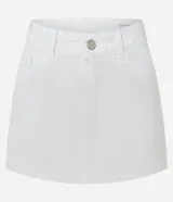 Minifalda blanca de sarga de algodón con trabillas en la cintura, cierre con botón y cremallera, y bolsillos delanteros y traseros.