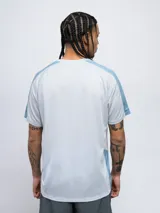 Remera deportiva Umbro de manga corta, color azul marino con paneles laterales y en las mangas de tela texturizada en tono azul más claro. Cuello redondo y logo Umbro bordado en el pecho.