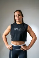 Musculosa corta deportiva negra con logo estampado en el frente.