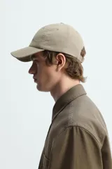 Gorra verde militar de algodón con efecto lavado y visera curva.