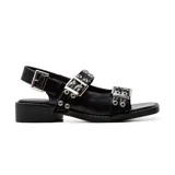 Sandalias bajas negras de cuero sintético, con hebillas plateadas y suela track.