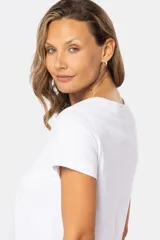 Remera de manga corta con cuello redondo, confeccionada en tejido suave de color celeste jaspeado.