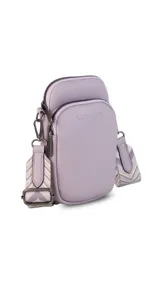 Bandolera pequeña tipo 'phone bag' de símil cuero color rosado pálido, con cierre de cremallera y correa ancha de tela con diseño de chevron en tonos claros.