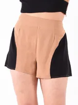Short color beige con paneles laterales en negro.