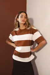 Remera de algodón a rayas horizontales marrones y blancas, de corte recto y manga corta.