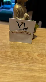 Set de dos pulseras doradas con pequeños brillantes.