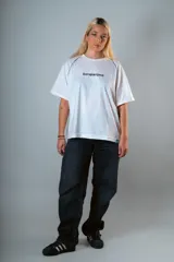 Remera blanca de manga corta raglán con costuras a la vista y logo 'bowuwana' estampado en el pecho.