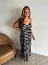 Vestido de jersey con estampado de rayas horizontales en blanco y azul marino, de corte holgado y tirantes finos.