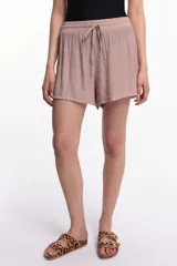 Short color beige de tela arrugada con cintura elástica y cordón ajustable.