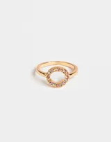 Anillo dorado con aro circular con incrustaciones de strass multicolor.