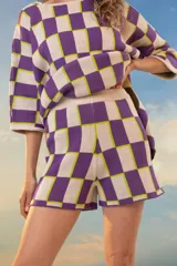 Short de punto de algodón con estampado a cuadros en tonos lila y blanco, con detalles en verde flúor.