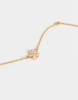 Cadena corta dorada con dije de flor con piedras de zirconia.