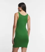 Vestido corto verde de ribana con textura acanalada, escote halter redondo y breteles medianos.