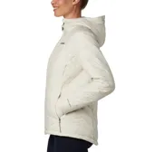 Campera puffer color salmón con capucha, cierre frontal y bolsillos laterales con cierre. Cuenta con tecnología termorreflectante Omni-Heat™ y puños con orificios para los pulgares.