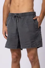 Short de baño gris oscuro confeccionado en microfibra de piel de durazno con cintura elástica ajustable con cordón, bolsillos laterales y bolsillo trasero con velcro. Diseño de secado rápido con lavado vintage.